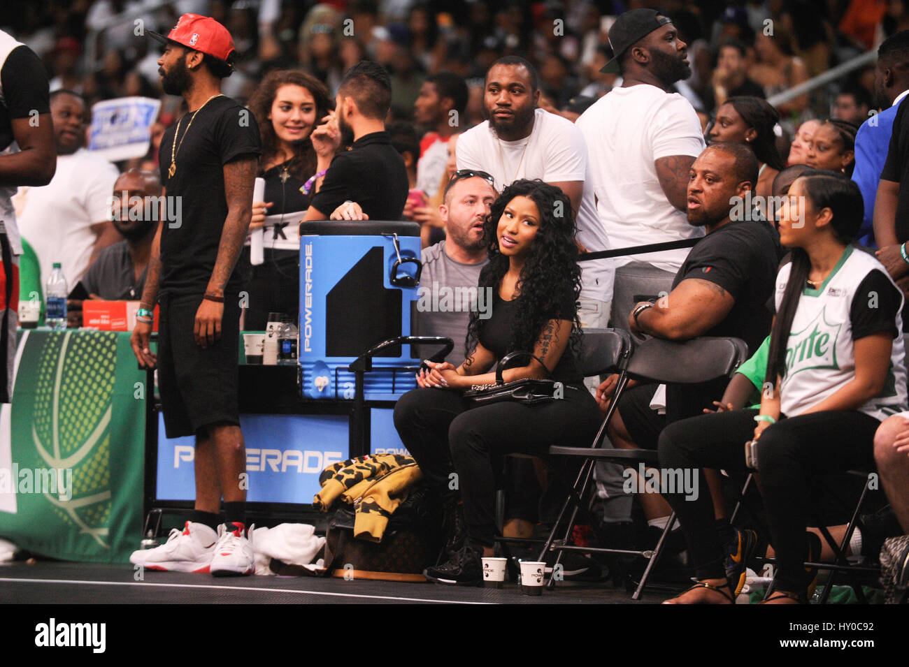 Nicki Minaj assiste à l'expérience PARI Sprite Celebrity match de basket-ball au Los Angeles Convention Center le 27 juin 2015 à Los Angeles, Californie. Banque D'Images