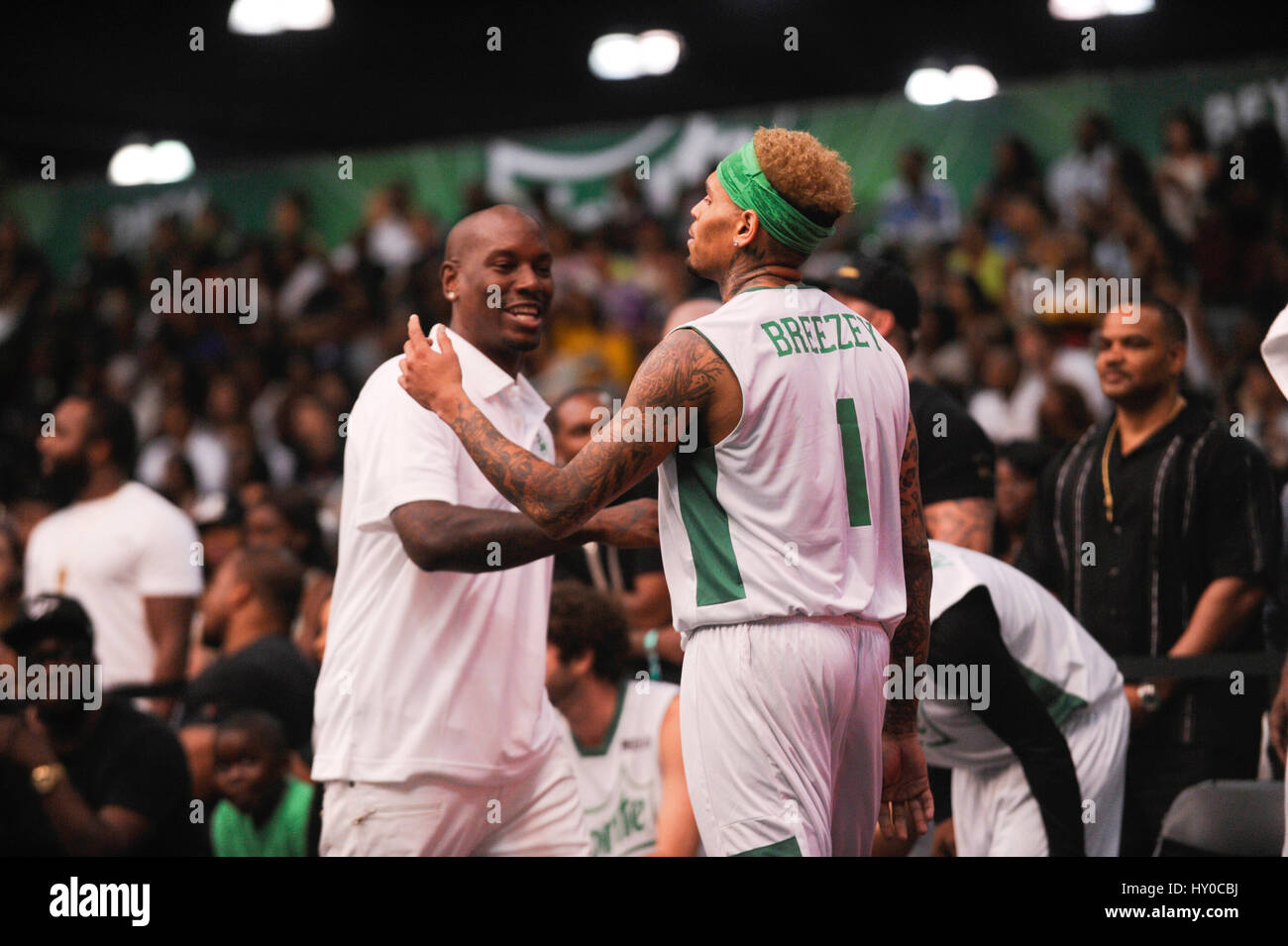 Chris Brown et Tyrese Gibson assiste à l'expérience PARI Sprite Celebrity match de basket-ball au Los Angeles Convention Center le 27 juin 2015 à Los Angeles, Californie. Banque D'Images