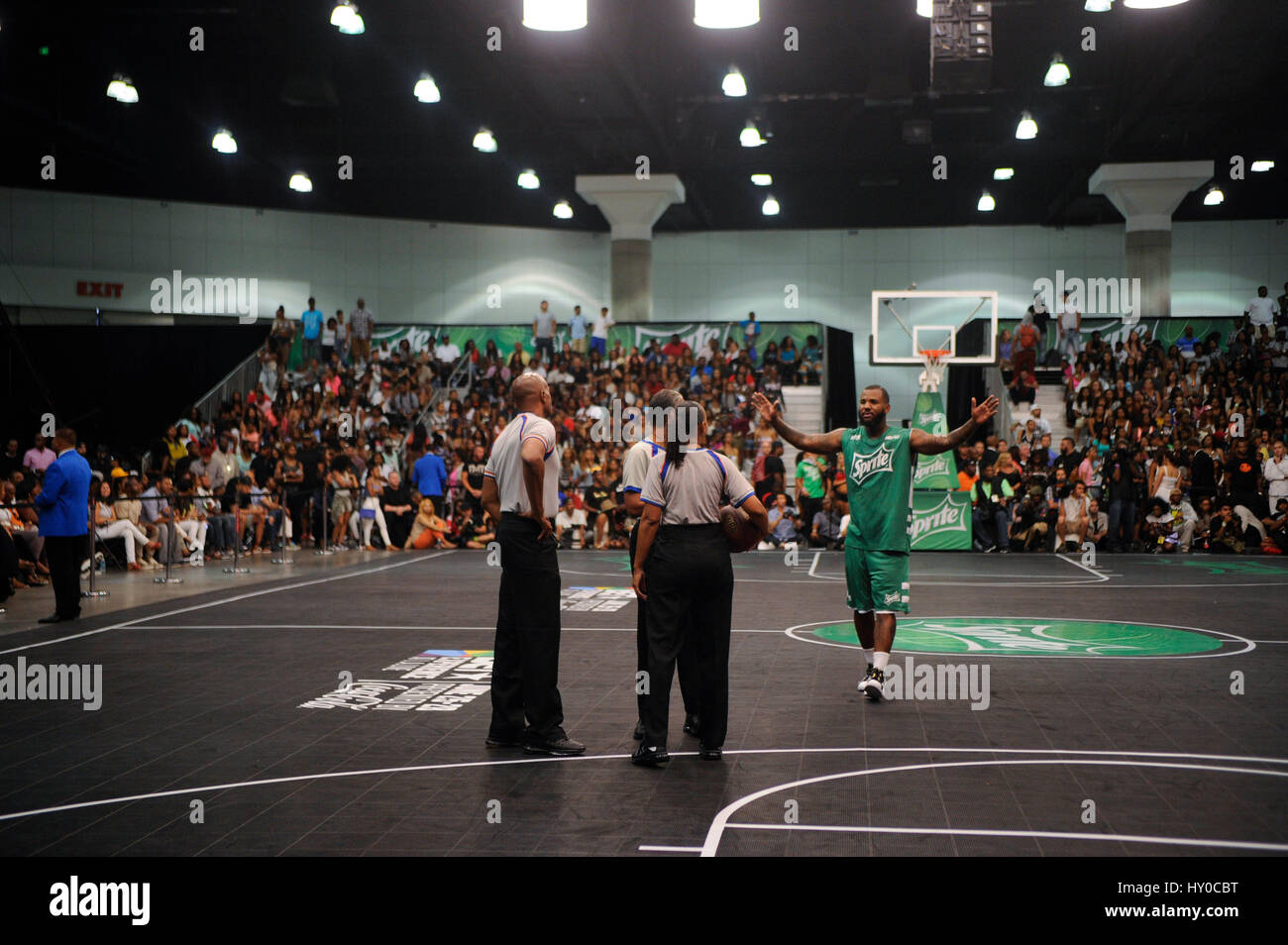 Le jeu se plaint à l'arbitre pendant le pari de l'image-objet de l'expérience de jeu de basket-ball de célébrité au Los Angeles Convention Center le 27 juin 2015 à Los Angeles, Californie. Banque D'Images