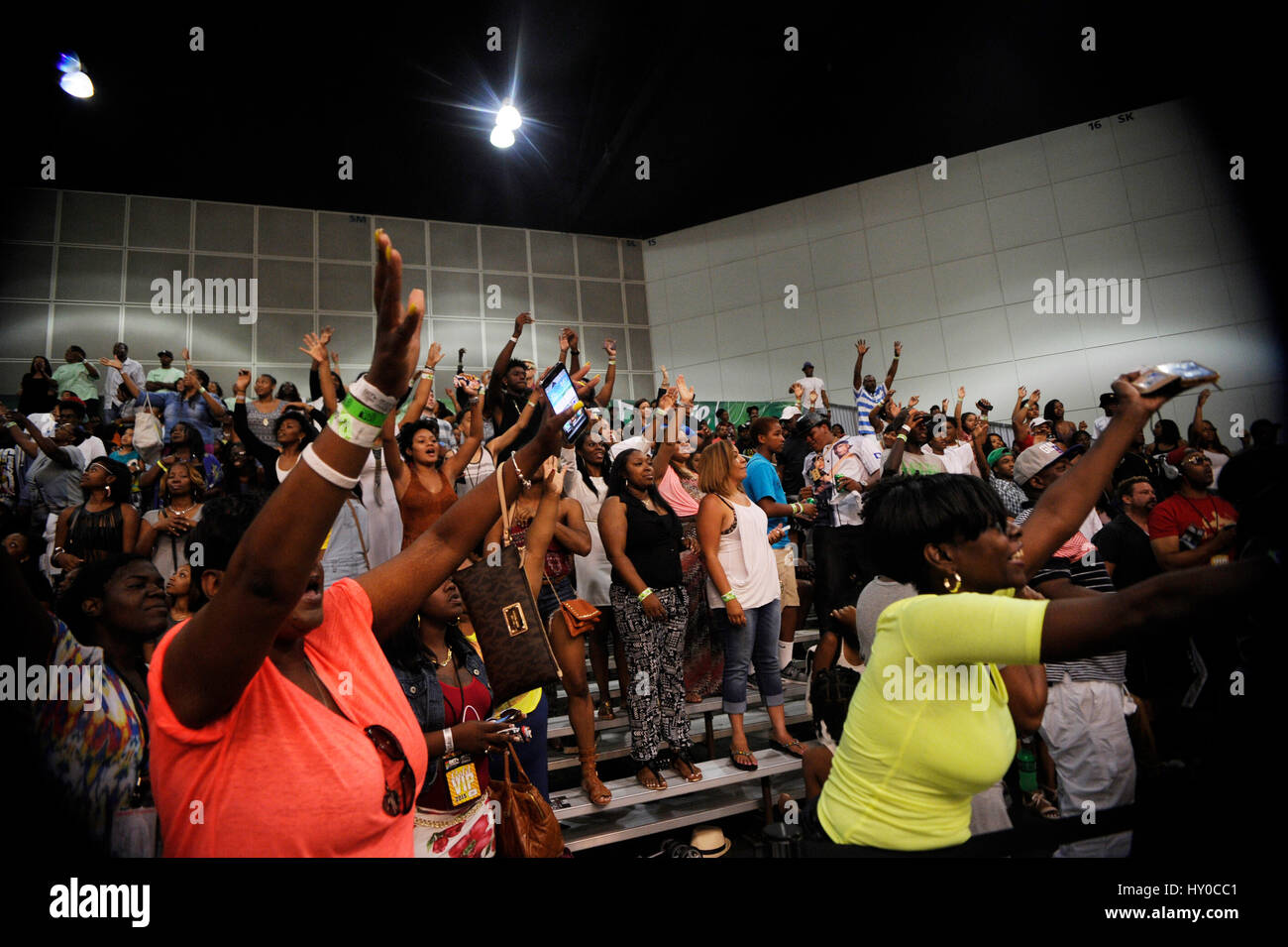 Audience à la célébrité de l'image-objet d'expérience PARI match de basket-ball au Los Angeles Convention Center le 27 juin 2015 à Los Angeles, Californie. Banque D'Images