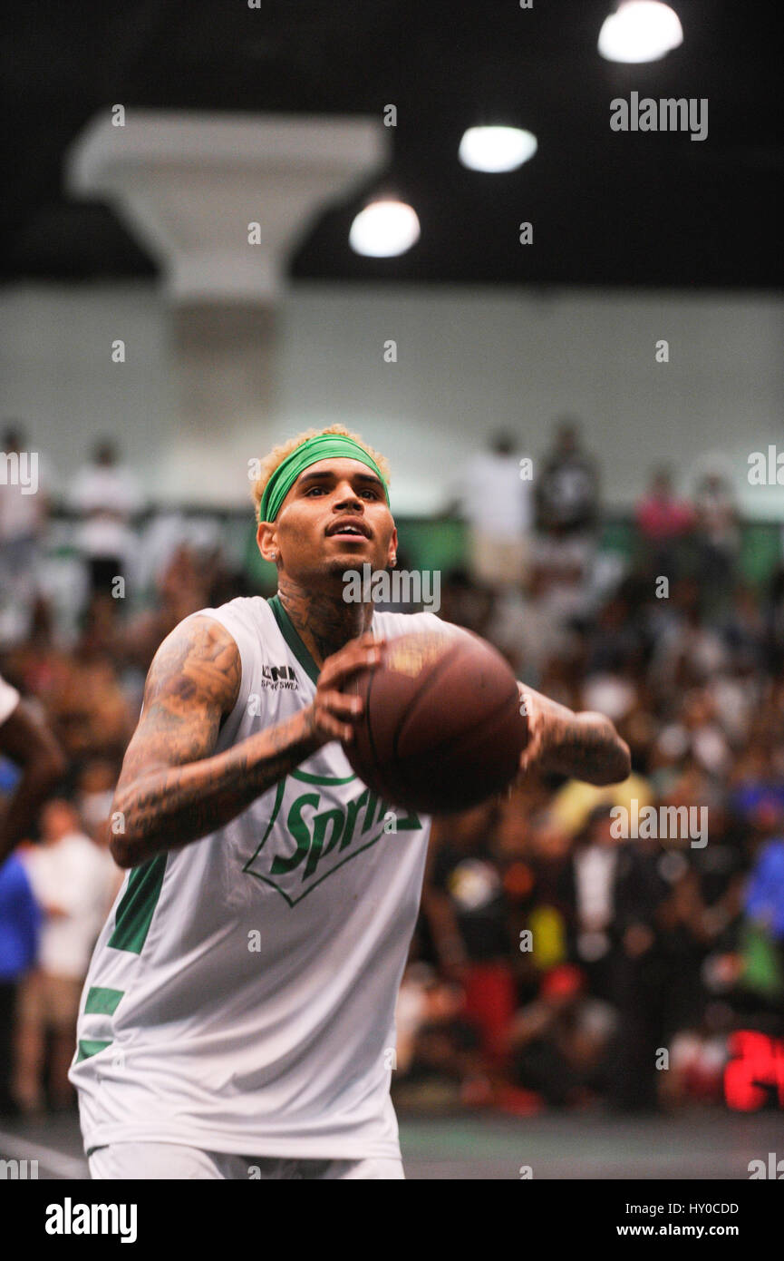 Chris Brown assiste à l'expérience PARI Sprite Celebrity match de basket-ball au Los Angeles Convention Center le 27 juin 2015 à Los Angeles, Californie. Banque D'Images