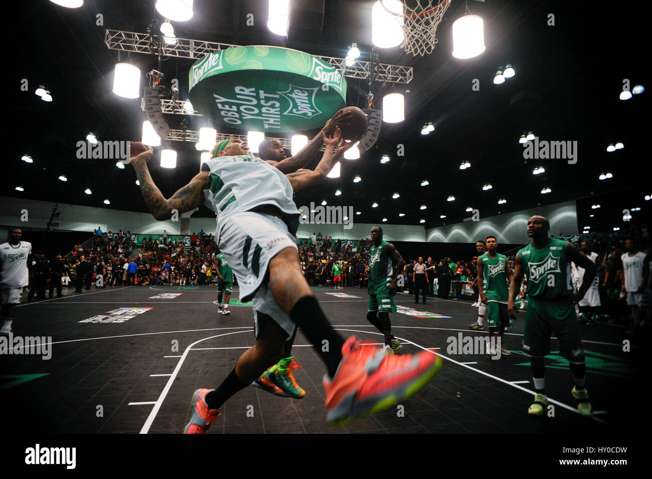 Chris Brown joue dans l'expérience PARI Sprite Celebrity match de basket-ball au Los Angeles Convention Center le 27 juin 2015 à Los Angeles, Californie. Banque D'Images