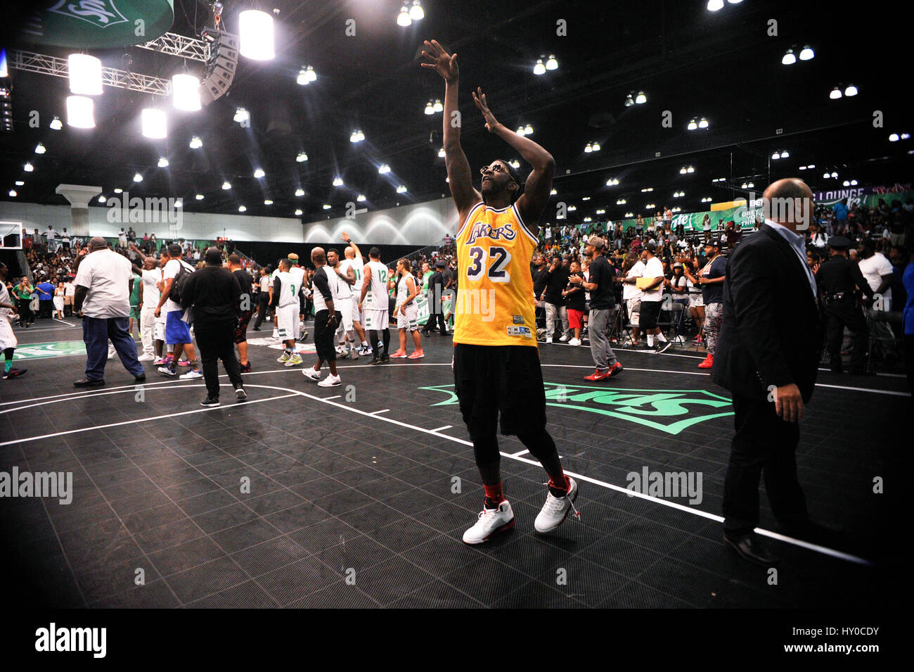 Le rappeur 2 Chainz assiste à l'expérience PARI Sprite Celebrity match de basket-ball au Los Angeles Convention Center le 27 juin 2015 à Los Angeles, Californie. Banque D'Images