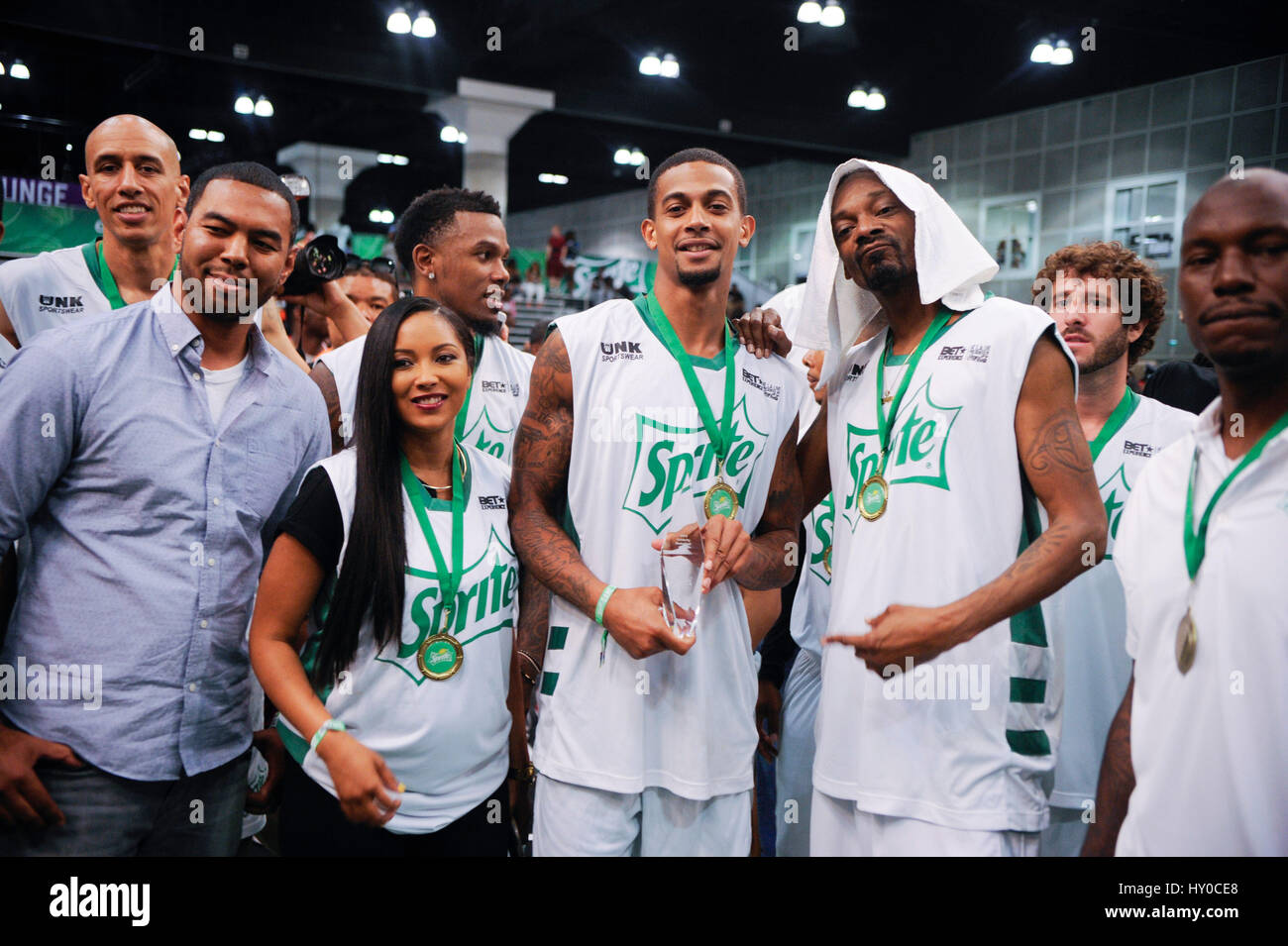 Équipe gagnante avec Snoop Dogg et d'autres, à l'expérience PARI Sprite Celebrity match de basket-ball au Los Angeles Convention Center le 27 juin 2015 à Los Angeles, Californie. Banque D'Images