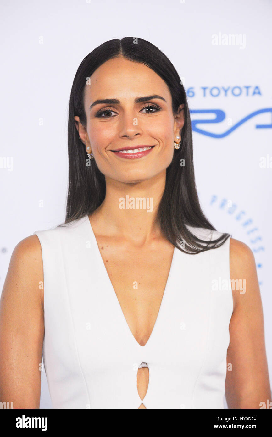 Jordana Brewster arrive à l'Autism Speaks tapis bleu à la Barker Hanger le 8 octobre 2015 à Santa Monica, Californie, Banque D'Images