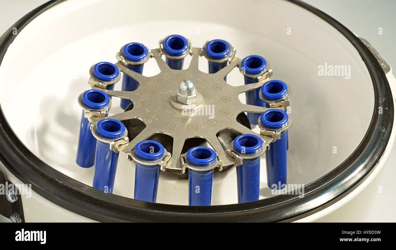 Sang médical automatique dans la centrifugeuse de laboratoire chimique Banque D'Images