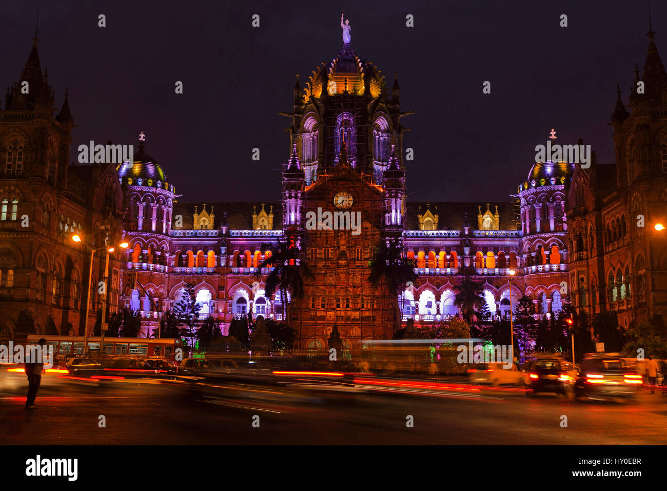 Allumé La gare Chhatrapati Shivaji, Mumbai, Maharashtra, Inde, Asie Banque D'Images