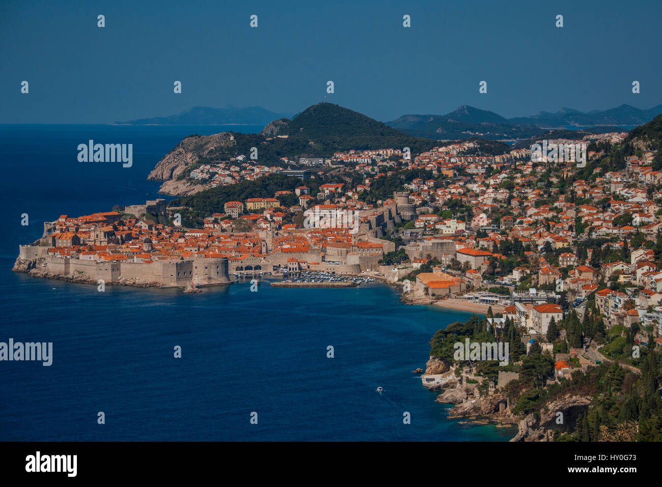 La ville médiévale fortifiée de Dubrovnik, sur la côte dalmate de la Croatie, vu de la route de Cavtat et l'aéroport. Banque D'Images