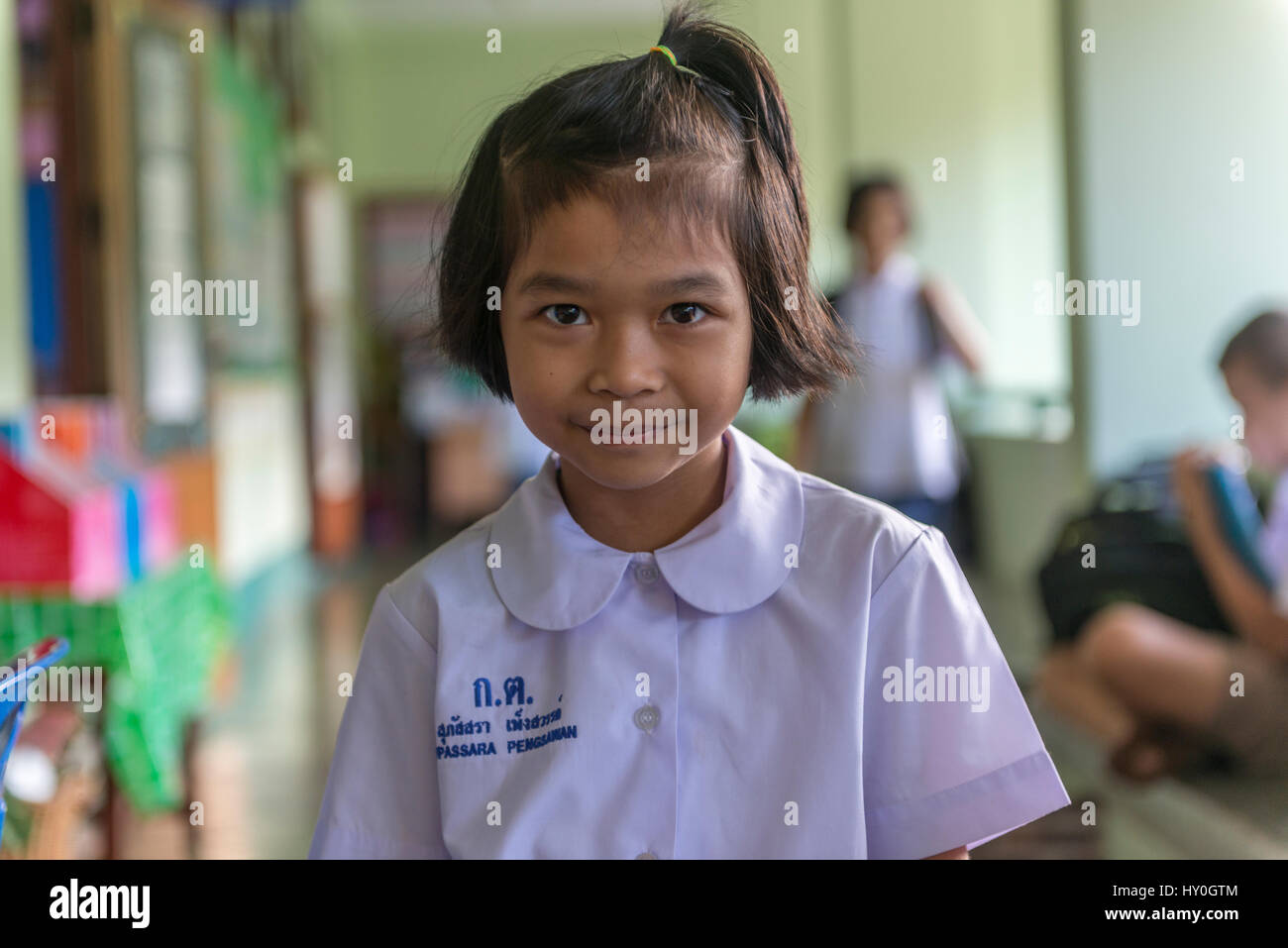 Une jolie fille du nom de Fasai dans une école primaire à Phuket, Thailande. 10 =mar-2017 Banque D'Images