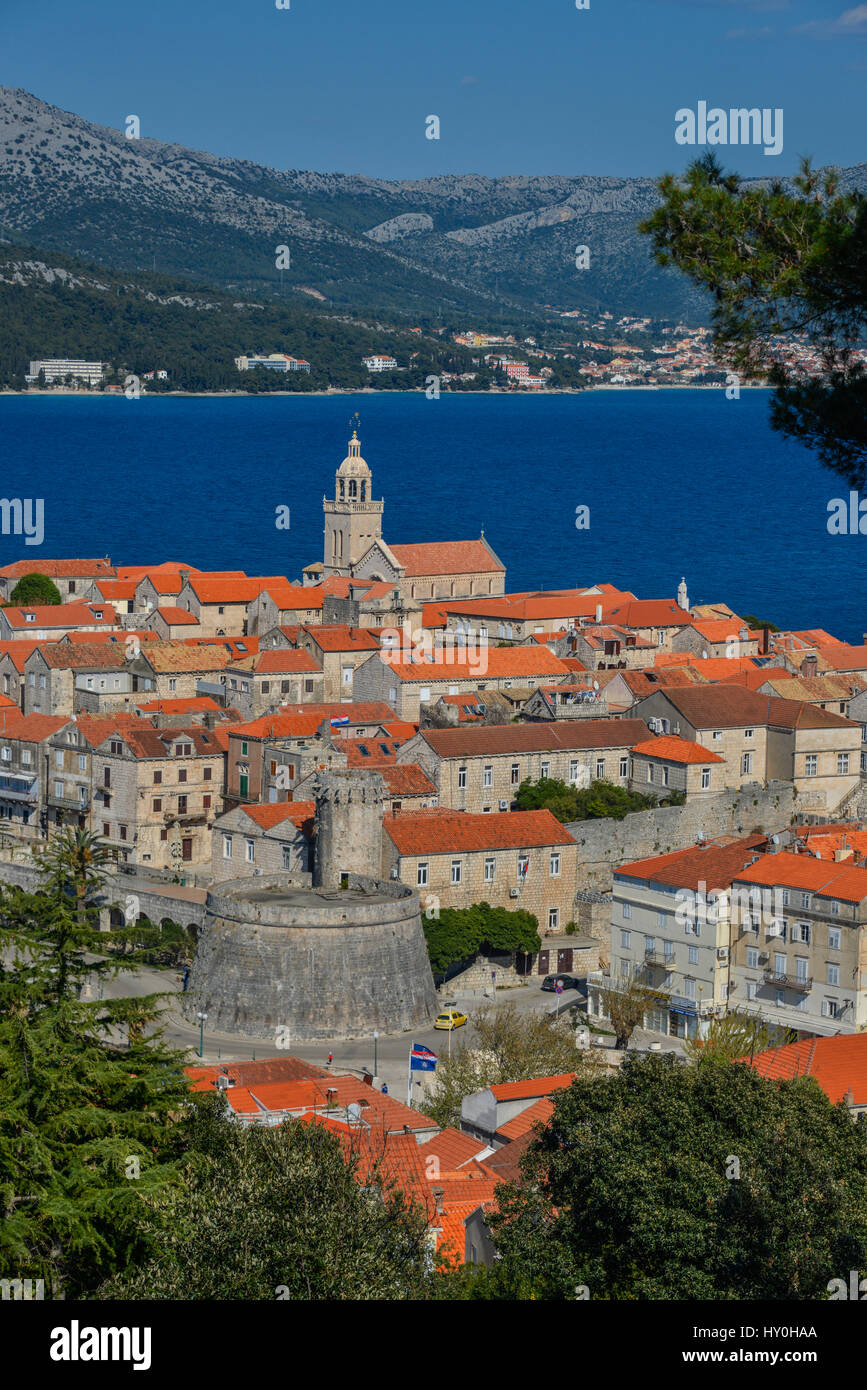 La ville fortifiée médiévale de Korcula, sur l'île du même nom. La côte dalmate, en Croatie. Le port de ferry d'Orebic est en face. Banque D'Images