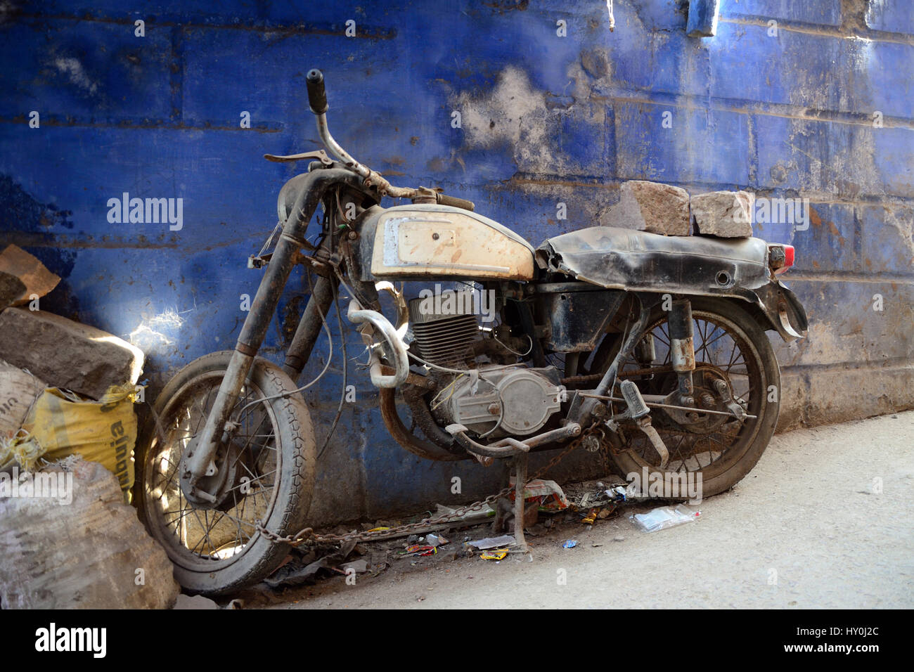 Vieille moto on road, Jodhpur, Rajasthan, Inde, Asie Banque D'Images