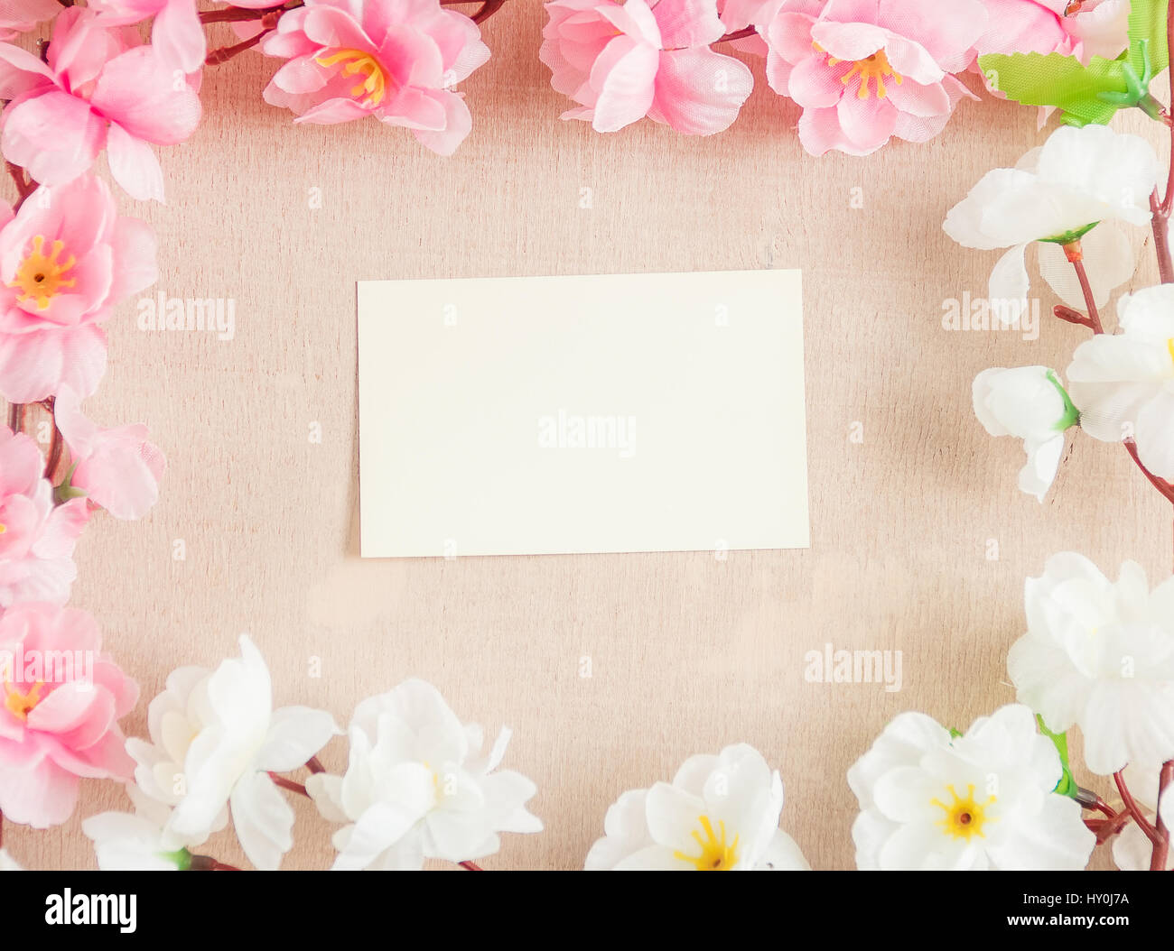 Image de fleurs de printemps sur un sol en bois ,avec un espace réservé au texte ,printemps ou thème d'été Banque D'Images