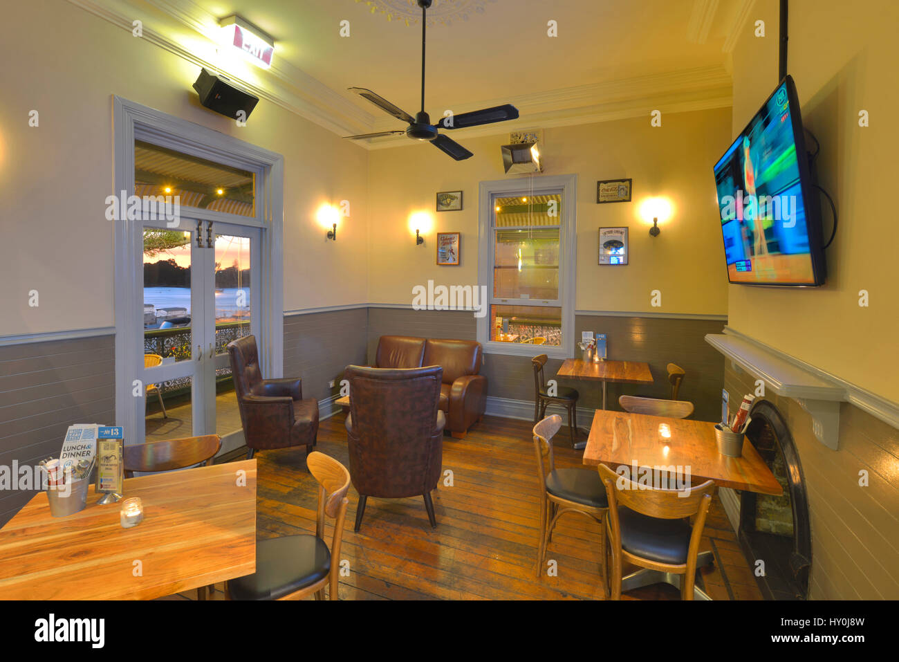 Une vue sur l'intérieur d'un coin repas d'un typique du début du siècle, pub australienne. L'Hôtel Left Bank, Perth, Australie occidentale. Banque D'Images