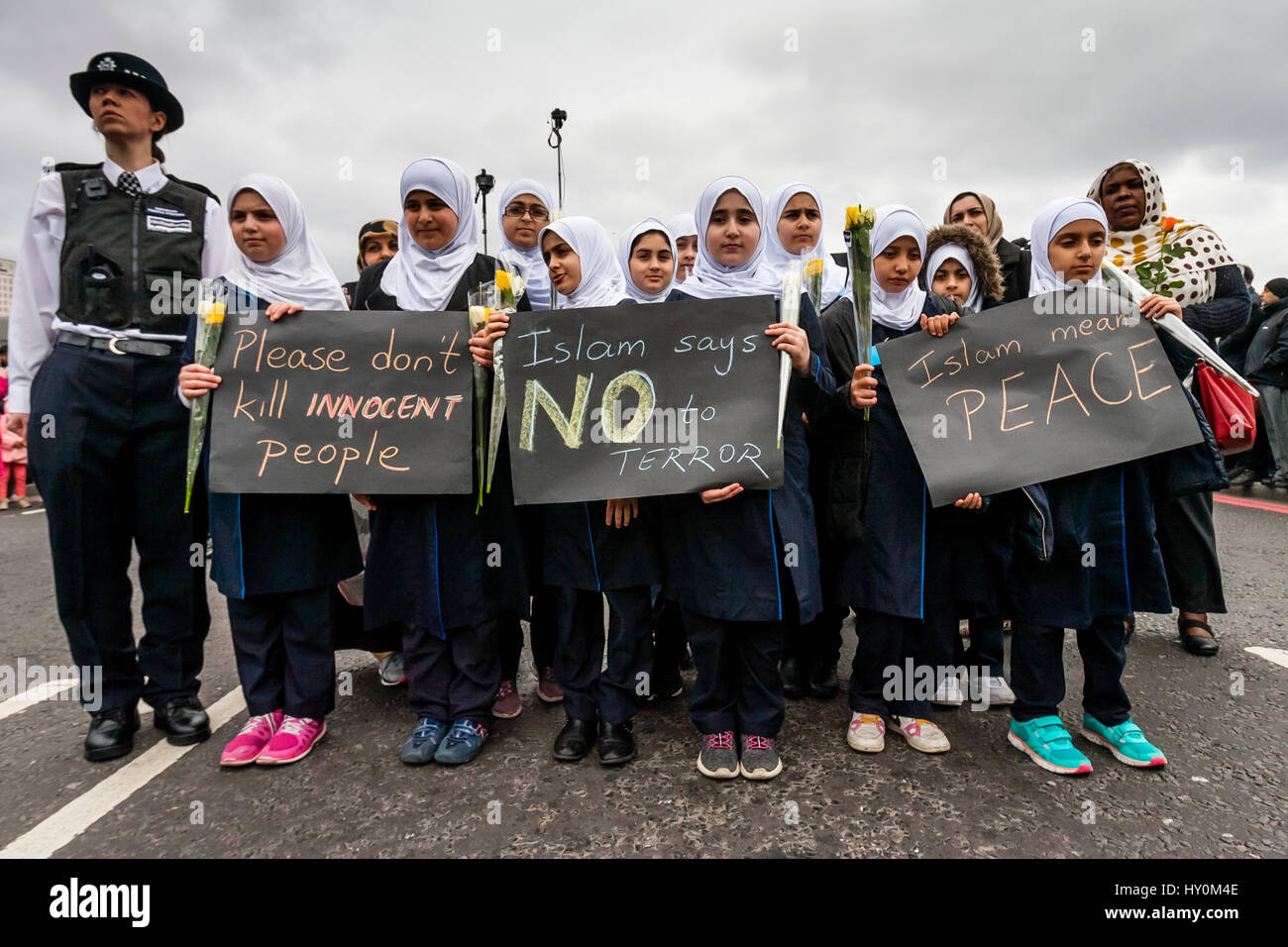 Une semaine après l'attaque terroriste de Londres, les écolières musulmanes à pied à travers le pont de Westminster avec des affiches dénonçant la récente attaque terroriste sur Londres, Royaume-Uni Banque D'Images