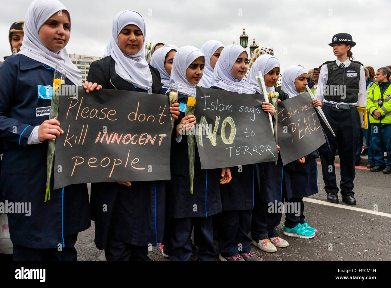 Une semaine après l'attaque terroriste de Londres, les écolières musulmanes à pied à travers le pont de Westminster avec des affiches dénonçant la récente attaque terroriste sur Londres, Royaume-Uni Banque D'Images