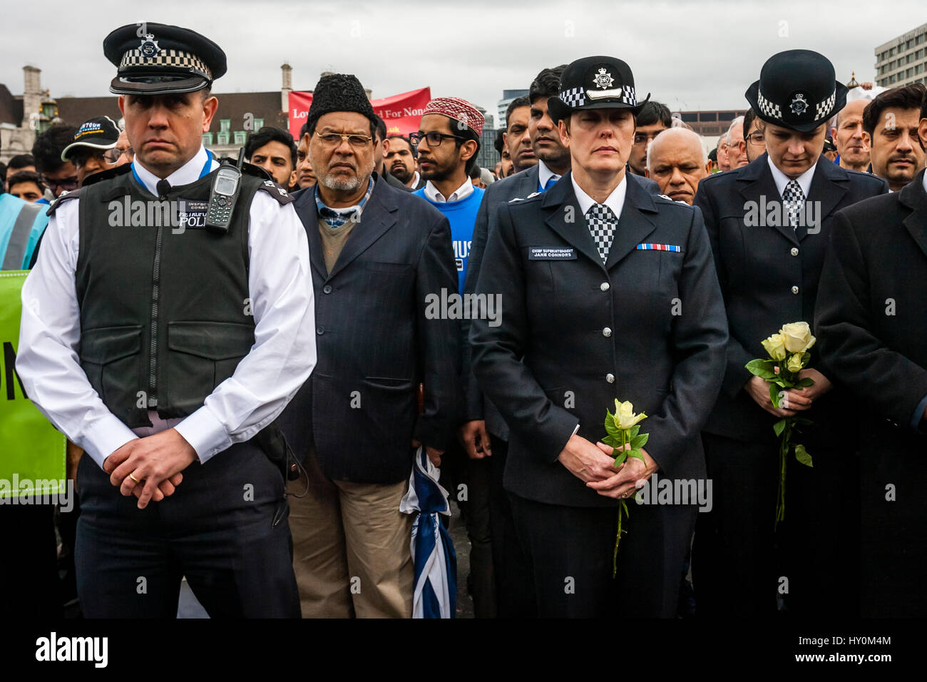 Une semaine après l'attaque terroriste de Londres la communauté musulmane et la Force de police ont rencontré leurs hommages aux victimes, le pont de Westminster, London, UK Banque D'Images