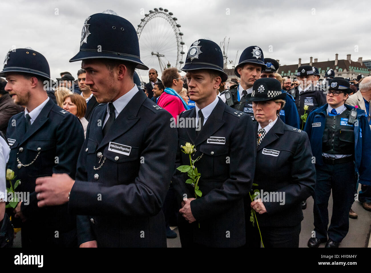 Une semaine après l'attaque terroriste de Londres la Police métropolitaine hommage aux victimes, le pont de Westminster, Londres, Angleterre Banque D'Images