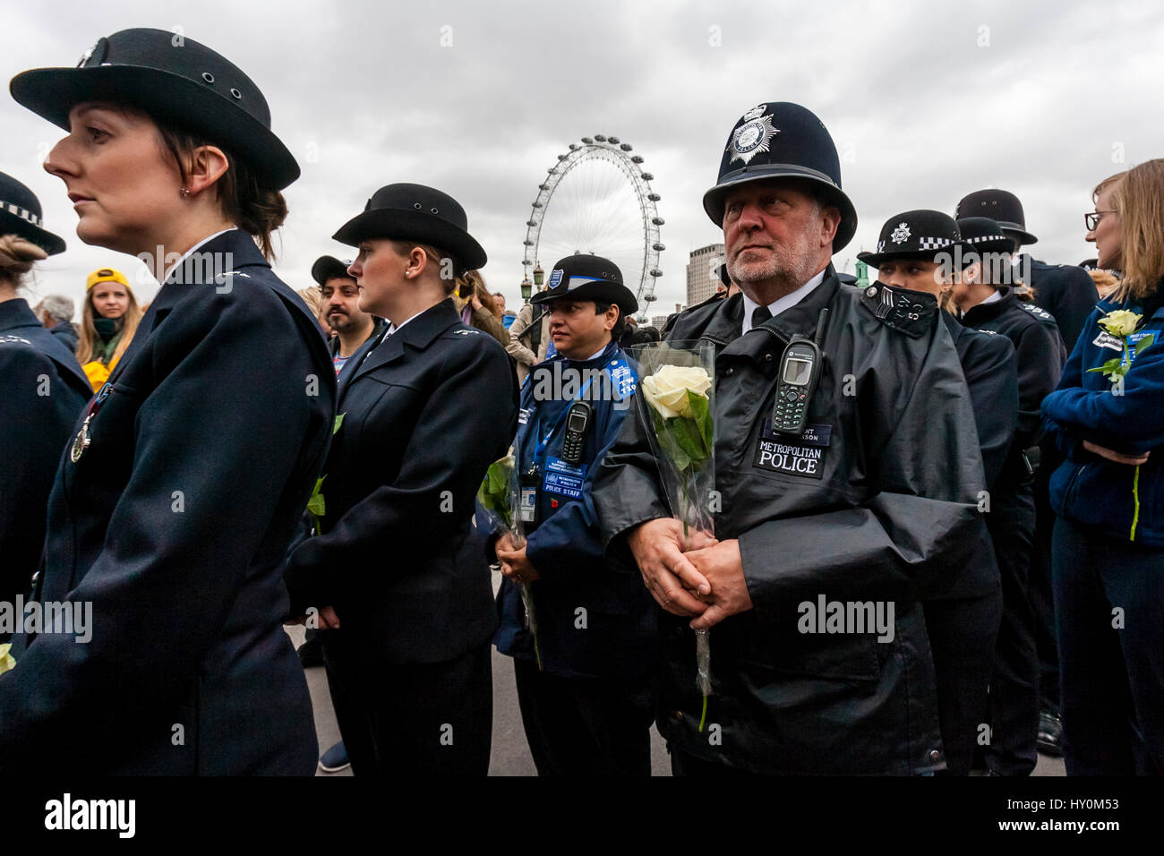 Une semaine après l'attaque terroriste de Londres la Police métropolitaine hommage aux victimes, le pont de Westminster, Londres, Angleterre Banque D'Images