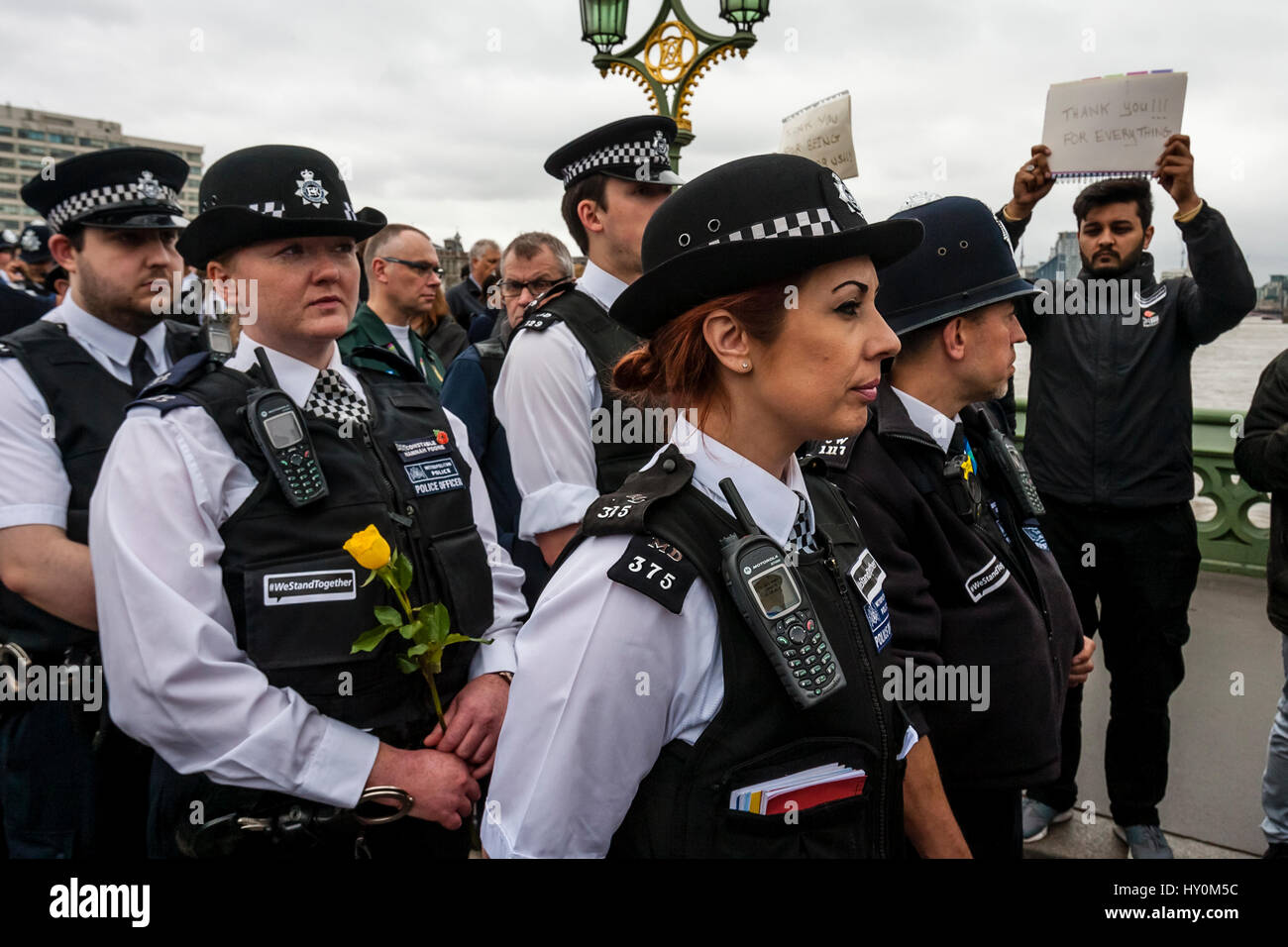 Jeunes musulmans tenir signes exprimant son soutien à la police une semaine après l'attaque terroriste de Londres, Westminster Bridge, London, UK Banque D'Images