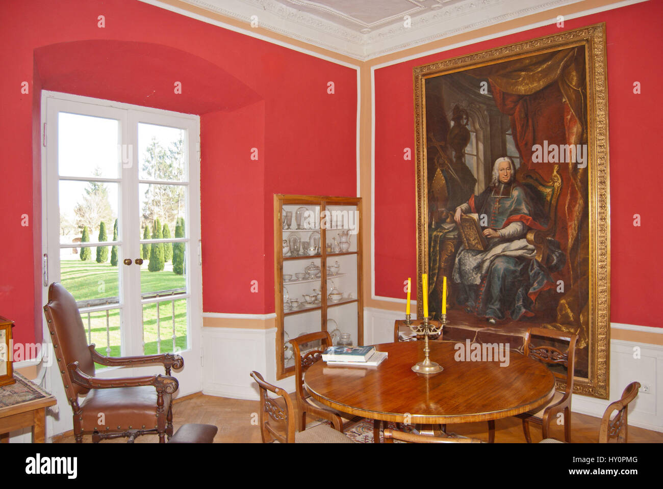 Chambre De luxe dans maison ancienne. Décoration vintage et de design d'intérieur, style ancien. Vue de la fenêtre dans le jardin bourgeois, peinture montre portrait. Banque D'Images