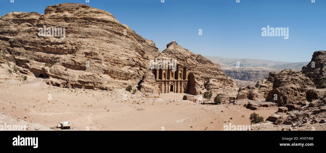 Jordanie : le paysage jordanien avec vue sur le monastère, le bâtiment monumental taillé rock dans les vestiges archéologiques de la ville nabatéenne de Pétra Banque D'Images