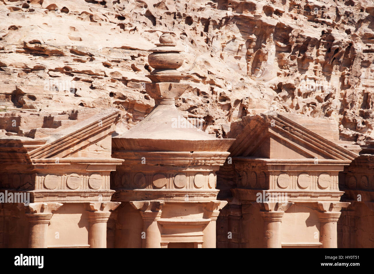 Jordanie : le fronton du monastère Deir Ad, ou El Deir, le bâtiment monumental taillé rock dans les vestiges archéologiques de la ville nabatéenne de Pétra Banque D'Images