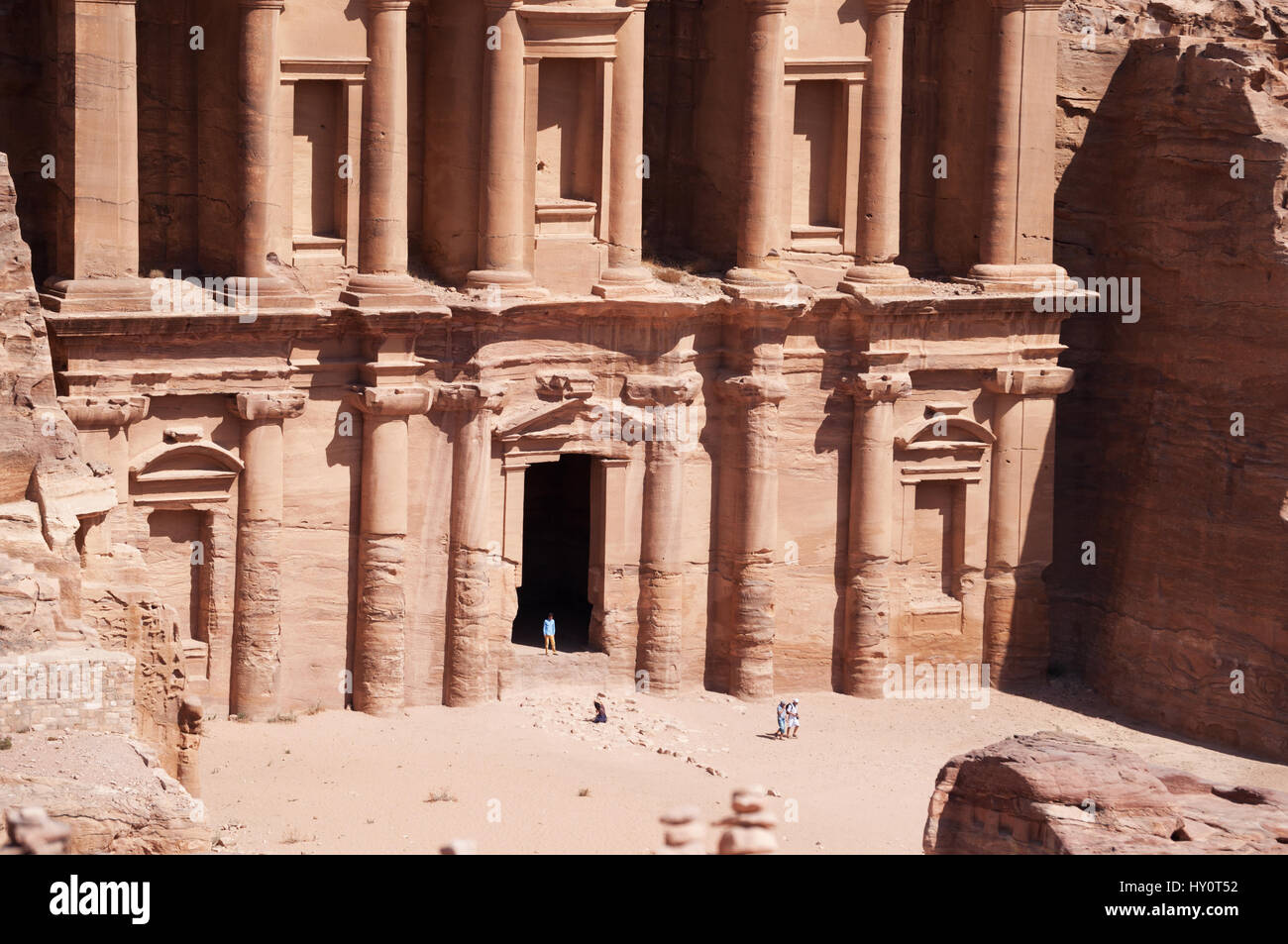 Jordanie : le portail du monastère Deir Ad, ou El Deir, le bâtiment monumental taillé rock dans les vestiges archéologiques de la ville nabatéenne de Pétra Banque D'Images