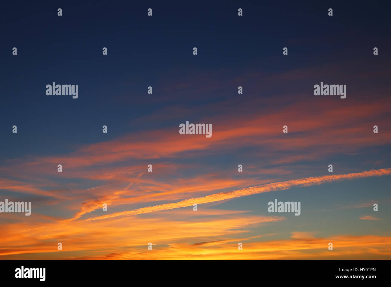 Soirée colorée skyscape. Soir ciel dégradé du bleu au jaune. Fond de Ciel du soir. Banque D'Images