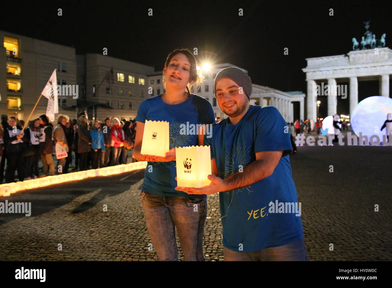 Berlin, Allemagne, March 28th, 2015 : Lumières couper pendant l'heure de la Terre à la porte de Brandebourg effectuée par le WWF les jeunes. Banque D'Images