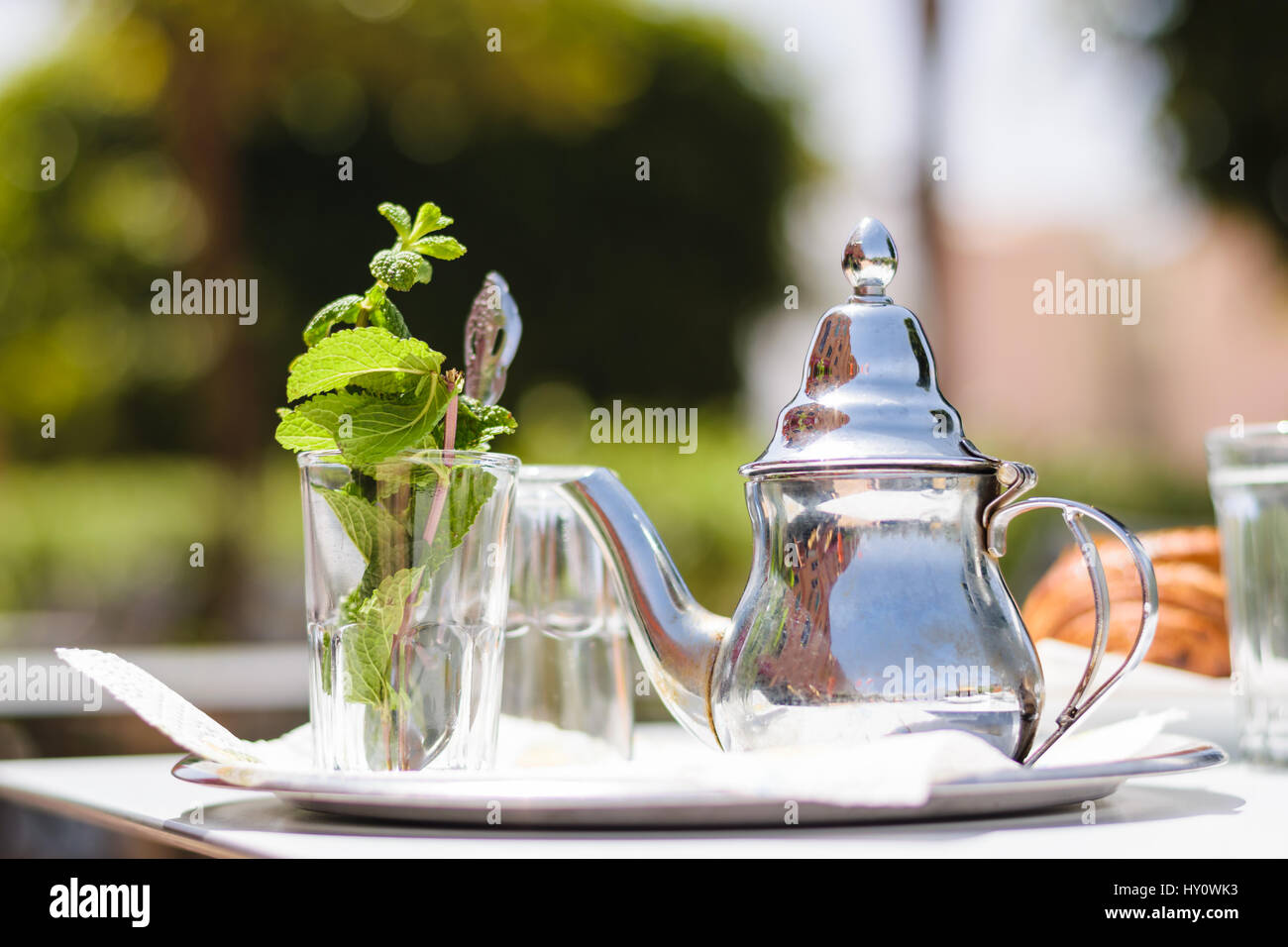 Théière en verre et de feuilles de menthe, Maroc Banque D'Images