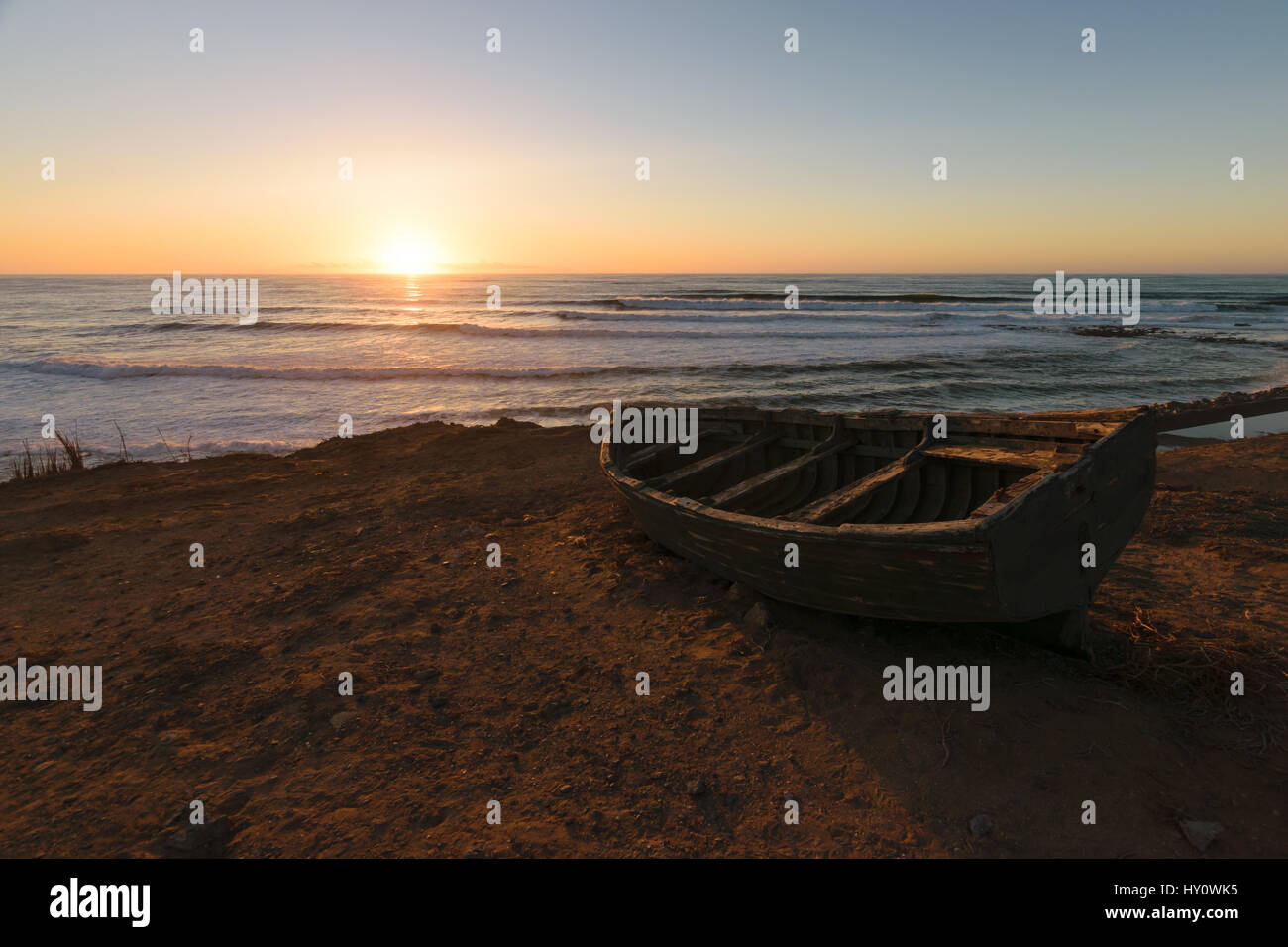 Vieux Pêcheur voile au coucher du soleil, le Maroc Banque D'Images