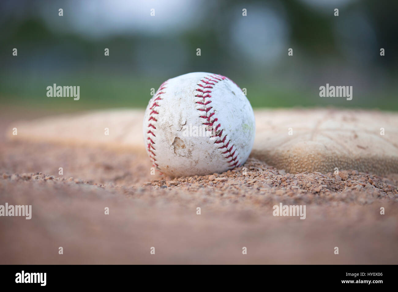 Selective focus low angle view of a baseball grungy et base dans l'infield Banque D'Images