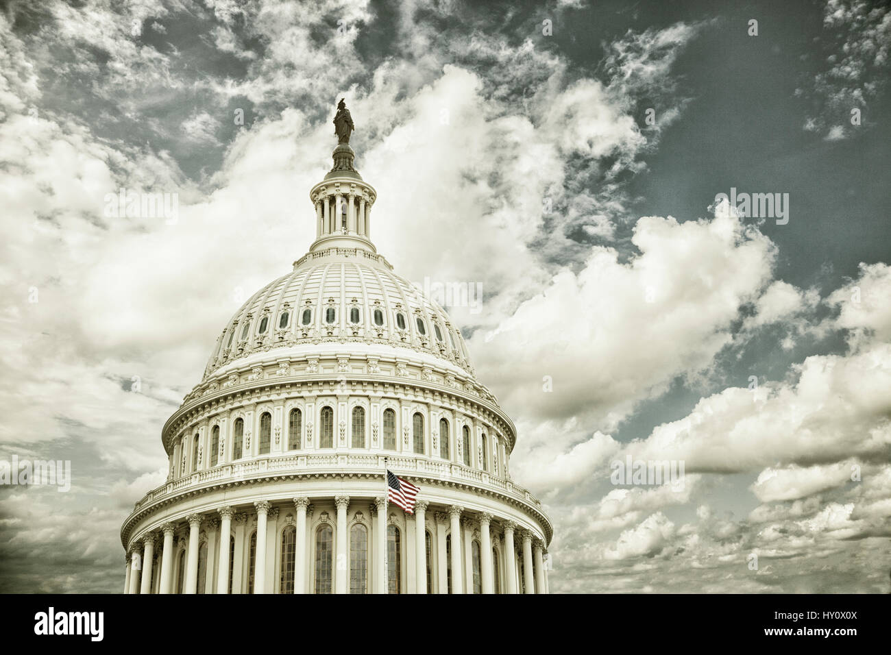 Cross traitées grunge US Capitol dome avec les nuages Banque D'Images