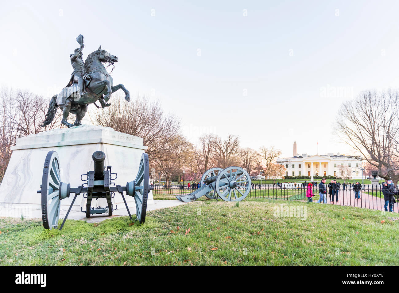 Washington DC, USA - 4 mars, 2017 : Andrew Jackson Memorial in front of white house avec des canons au coucher du soleil Banque D'Images
