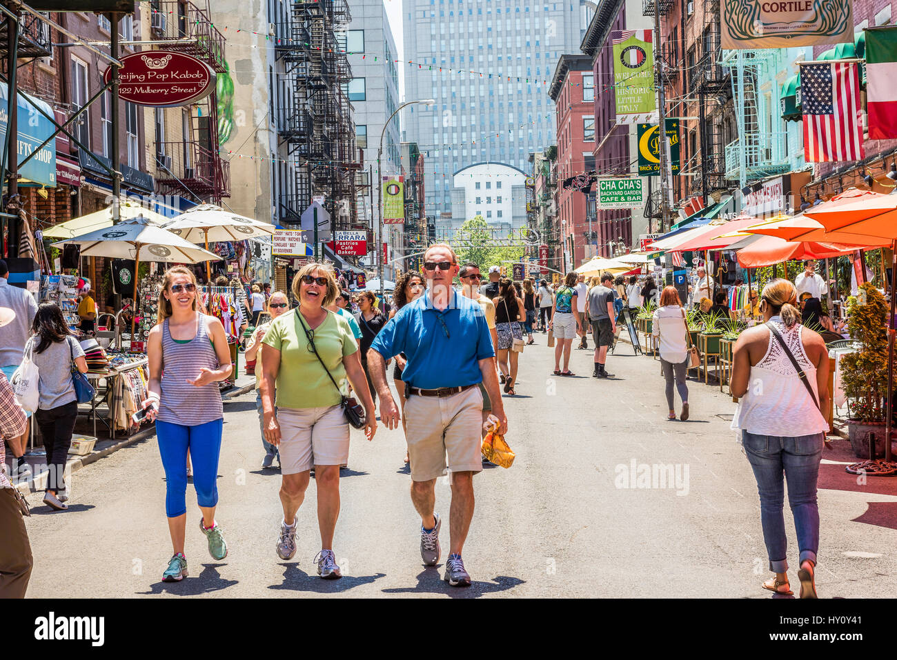 New York, USA - 18 juin 2016 : rue animée avec des piétons dans la petite Italie Banque D'Images