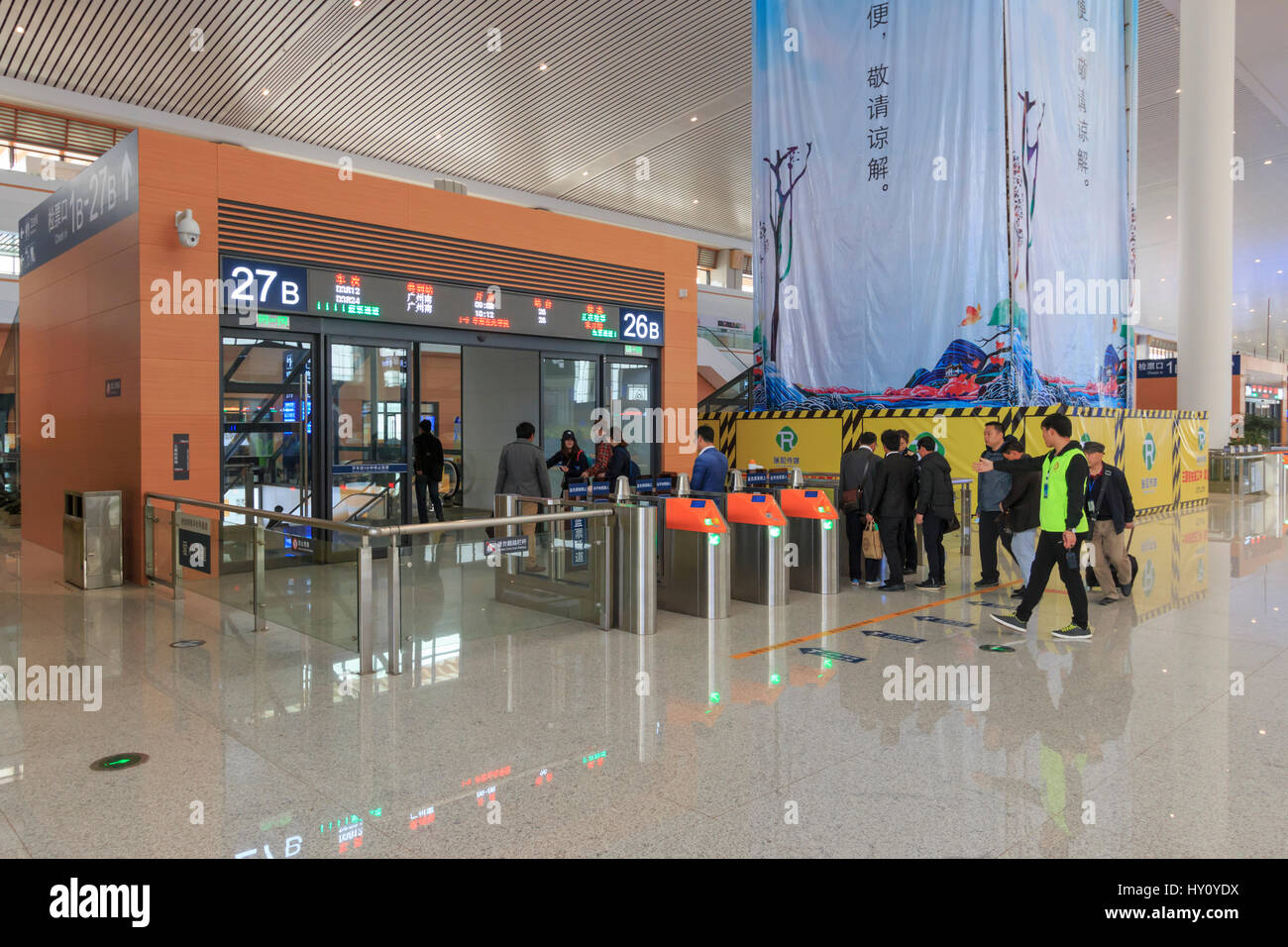 Kunming, Chine - le 29 mars 2017 : le peuple chinois à l'intérieur de la nouvelle gare à grande vitesse dans la région de Kunming. La nouvelle station de train rapide liens Kunming Banque D'Images