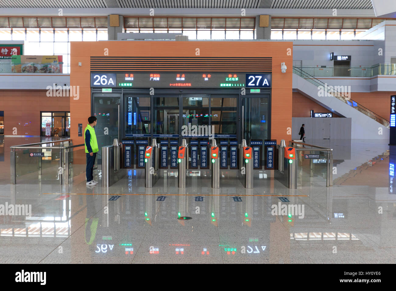 Kunming, Chine - le 29 mars 2017 : le peuple chinois à l'intérieur de la nouvelle gare à grande vitesse dans la région de Kunming. La nouvelle station de train rapide liens Kunming Banque D'Images