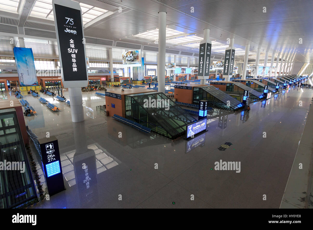 Kunming, Chine - le 29 mars 2017 : le peuple chinois à l'intérieur de la nouvelle gare à grande vitesse dans la région de Kunming. La nouvelle station de train rapide liens Kunming Banque D'Images