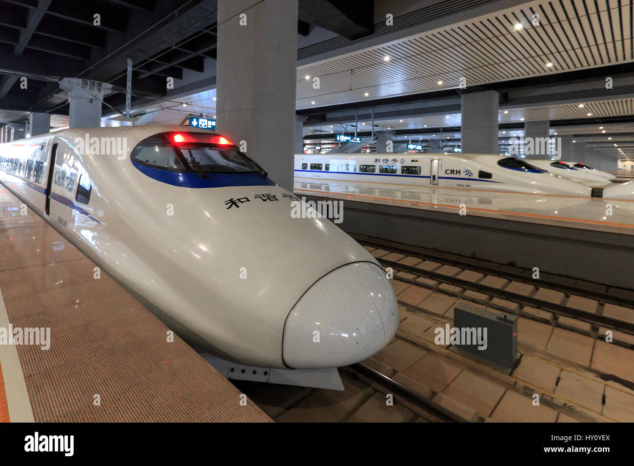 Kunming, Chine - le 29 mars 2017 : un train rapide chinois à l'intérieur de la nouvelle gare à grande vitesse dans la région de Kunming. Le nouveau train rapide stat Banque D'Images