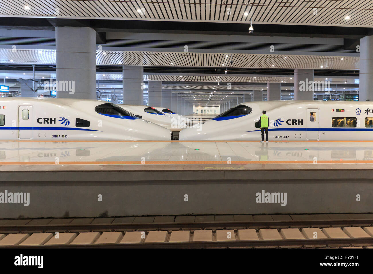 Kunming, Chine - le 29 mars 2017 : un train rapide chinois à l'intérieur de la nouvelle gare à grande vitesse dans la région de Kunming. Le nouveau train rapide stat Banque D'Images