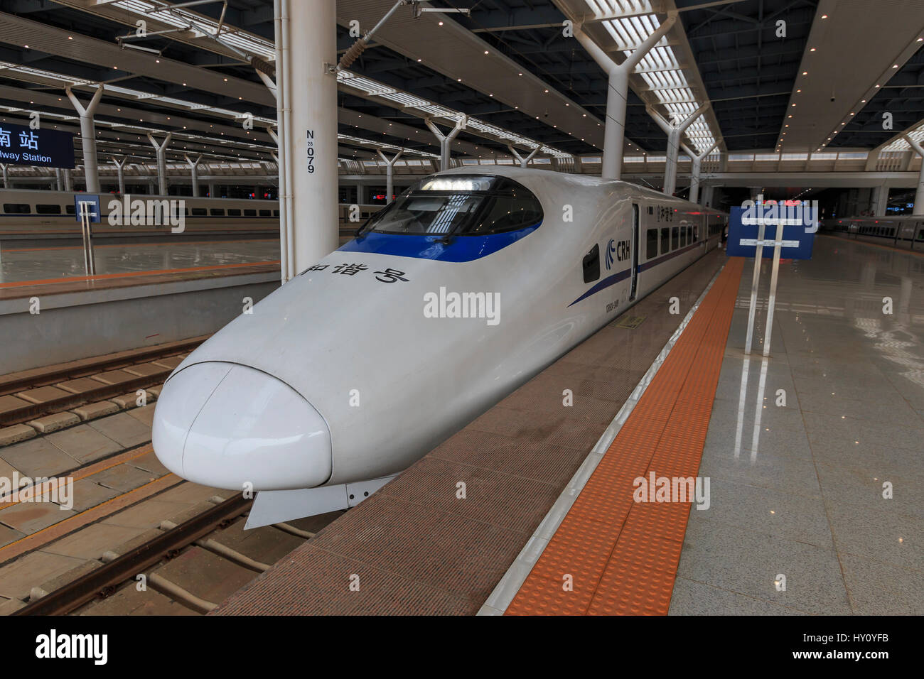 Kunming, Chine - le 29 mars 2017 : un train rapide chinois à l'intérieur de la nouvelle gare à grande vitesse dans la région de Kunming. Le nouveau train rapide stat Banque D'Images