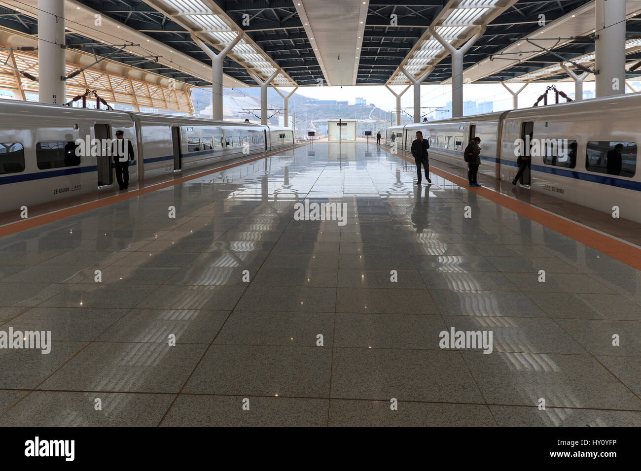 Kunming, Chine - le 29 mars 2017 : le peuple chinois à l'intérieur de la nouvelle gare à grande vitesse dans la région de Kunming. La nouvelle station de train rapide liens Kunming Banque D'Images