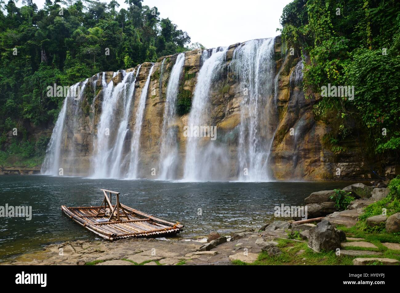 Tinuy-une tombe - une cascade à plusieurs niveaux dans la région de Bislig, Surigao del Sur, Philippines Banque D'Images