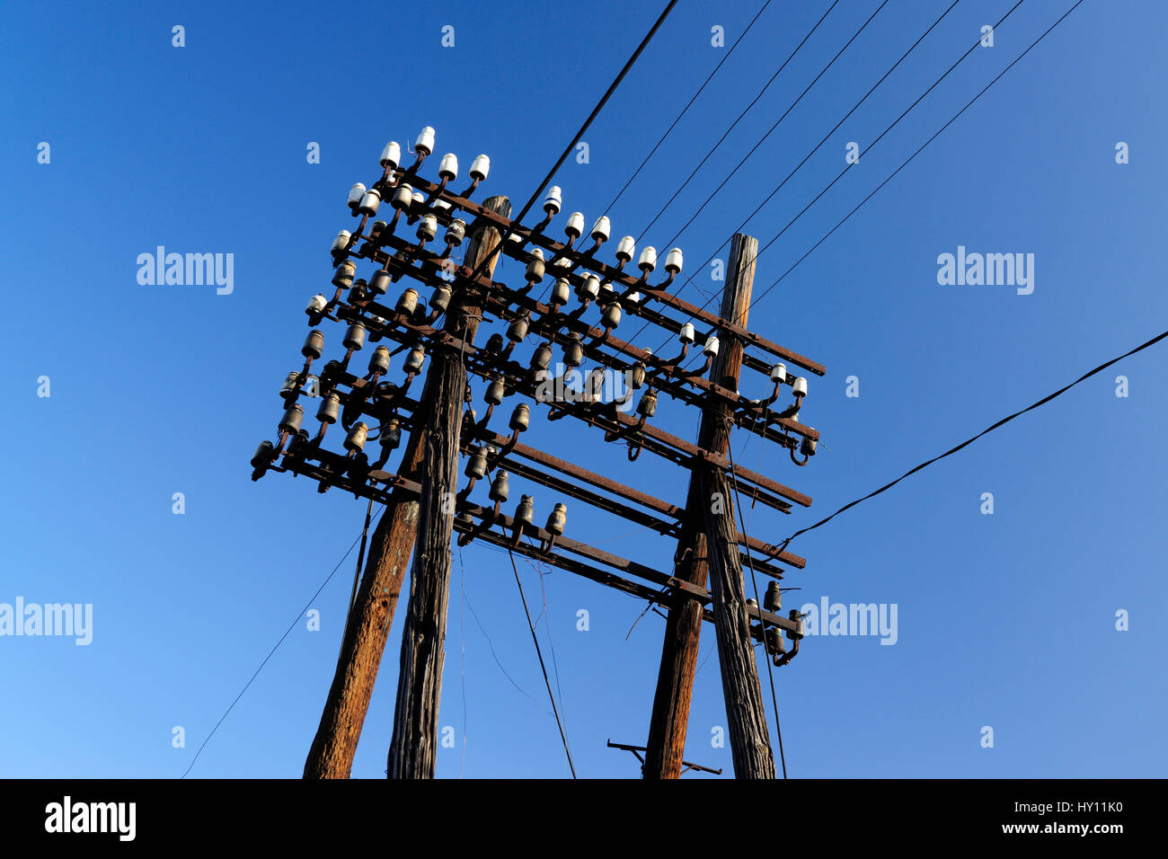 sloop, énergie, transmission, conventionnel, ancien, porcelaine, connexion, tension, électricité, haute, bas, bois, bois, danger, câbles, transformateur Banque D'Images