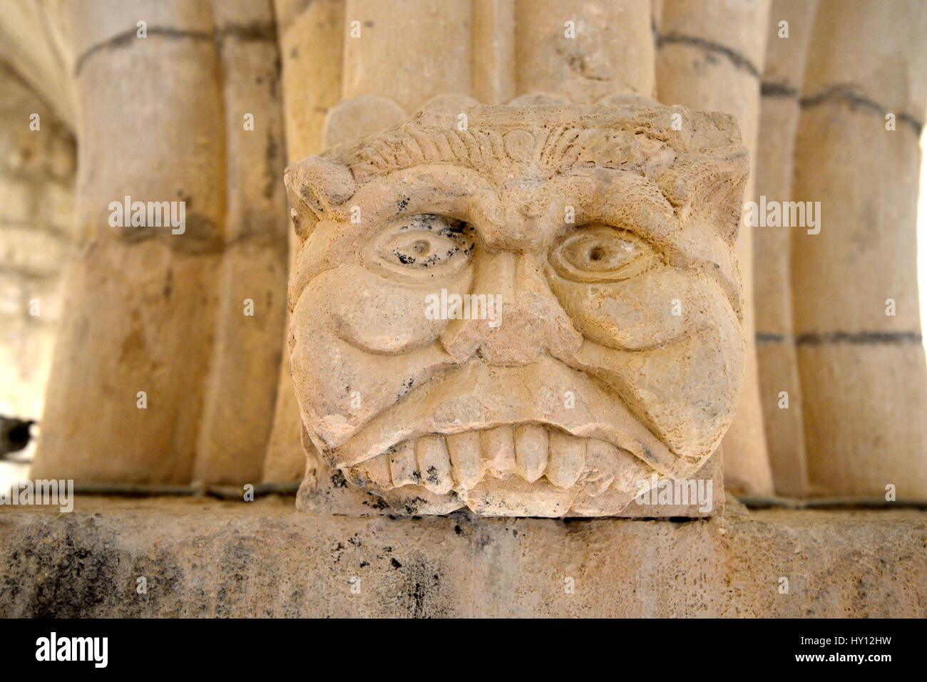 Capitale de Funny visage humain à l'intérieur de la Rotonde ou le Château des Agoult (c12e) Simiane-la-Rotonde Alpes de Haute Provence Provence France Banque D'Images