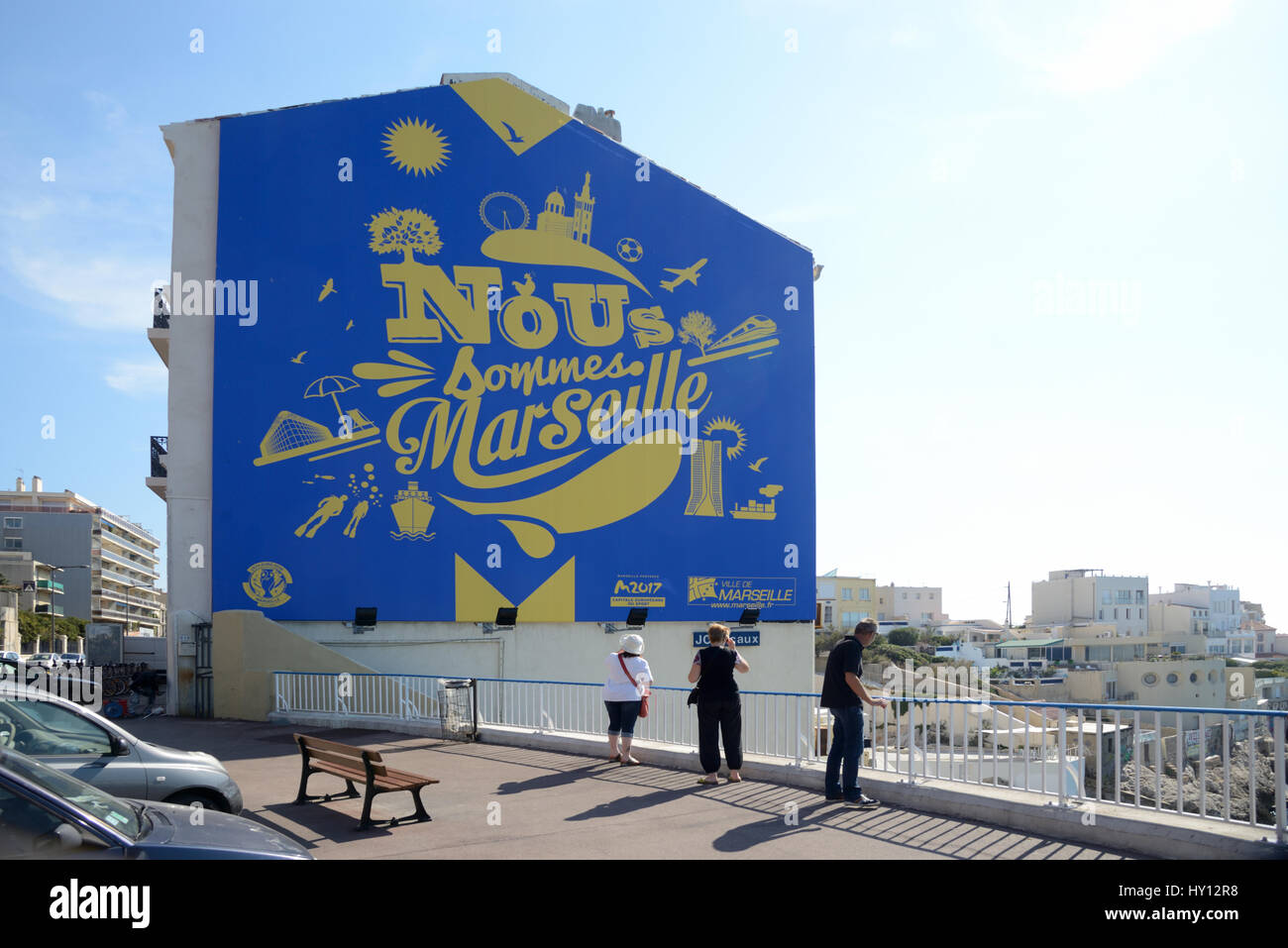 Corniche Road avec peinture murale sur le mur pignon d'une maison avec des symboles emblématiques de la publicité Marseille France Banque D'Images