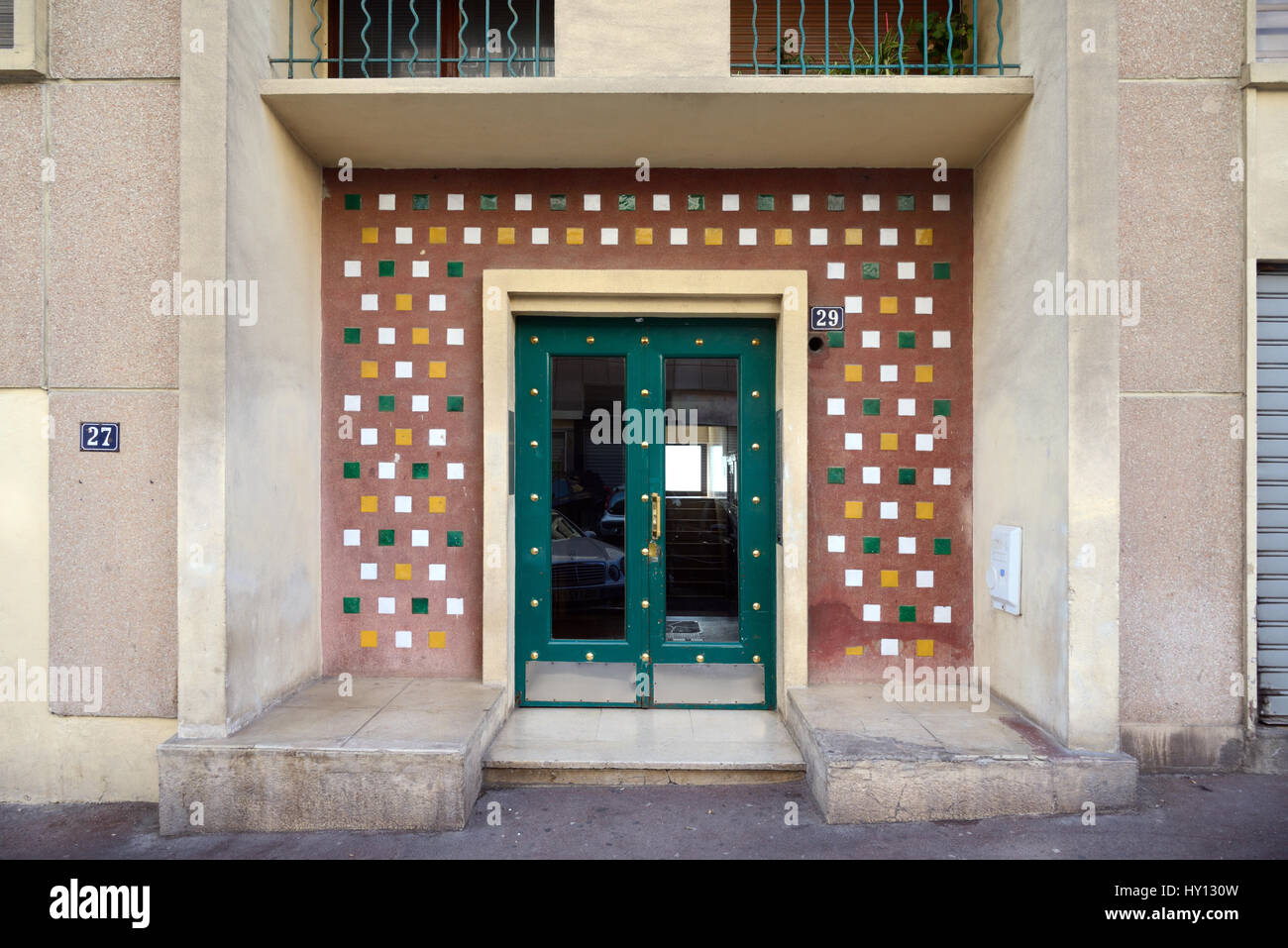 Entrée moderniste en complexe de logement d'après-guerre (1950) Marseille France Banque D'Images