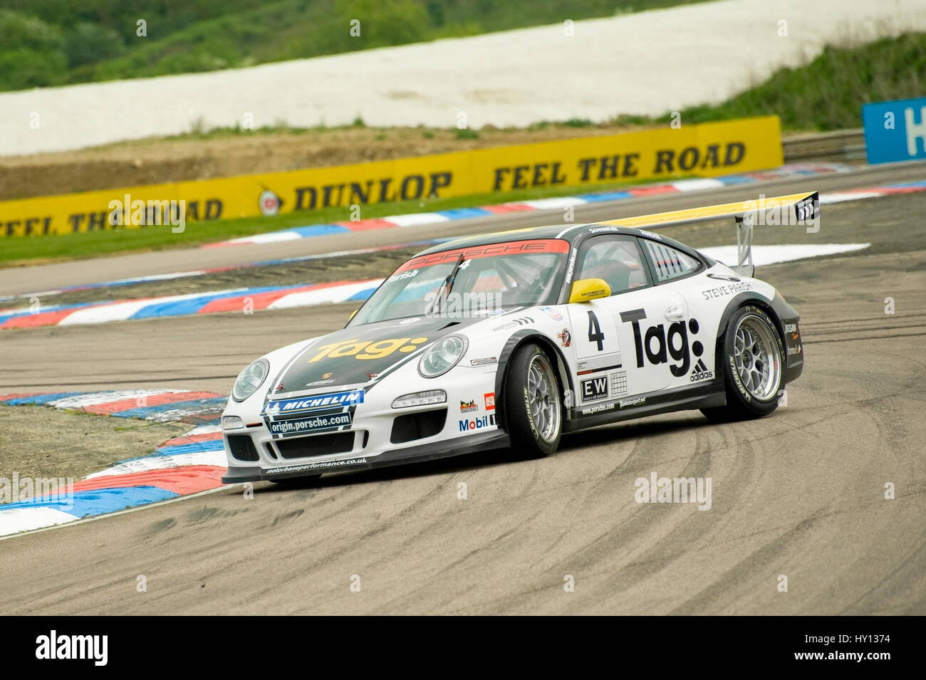 Thruxton, UK - 1 mai 2011 : blocage en face du pilote de Steve Parish dans une Porsche Carrera Cup race rencontre à la Thruxton circuit, UK Banque D'Images