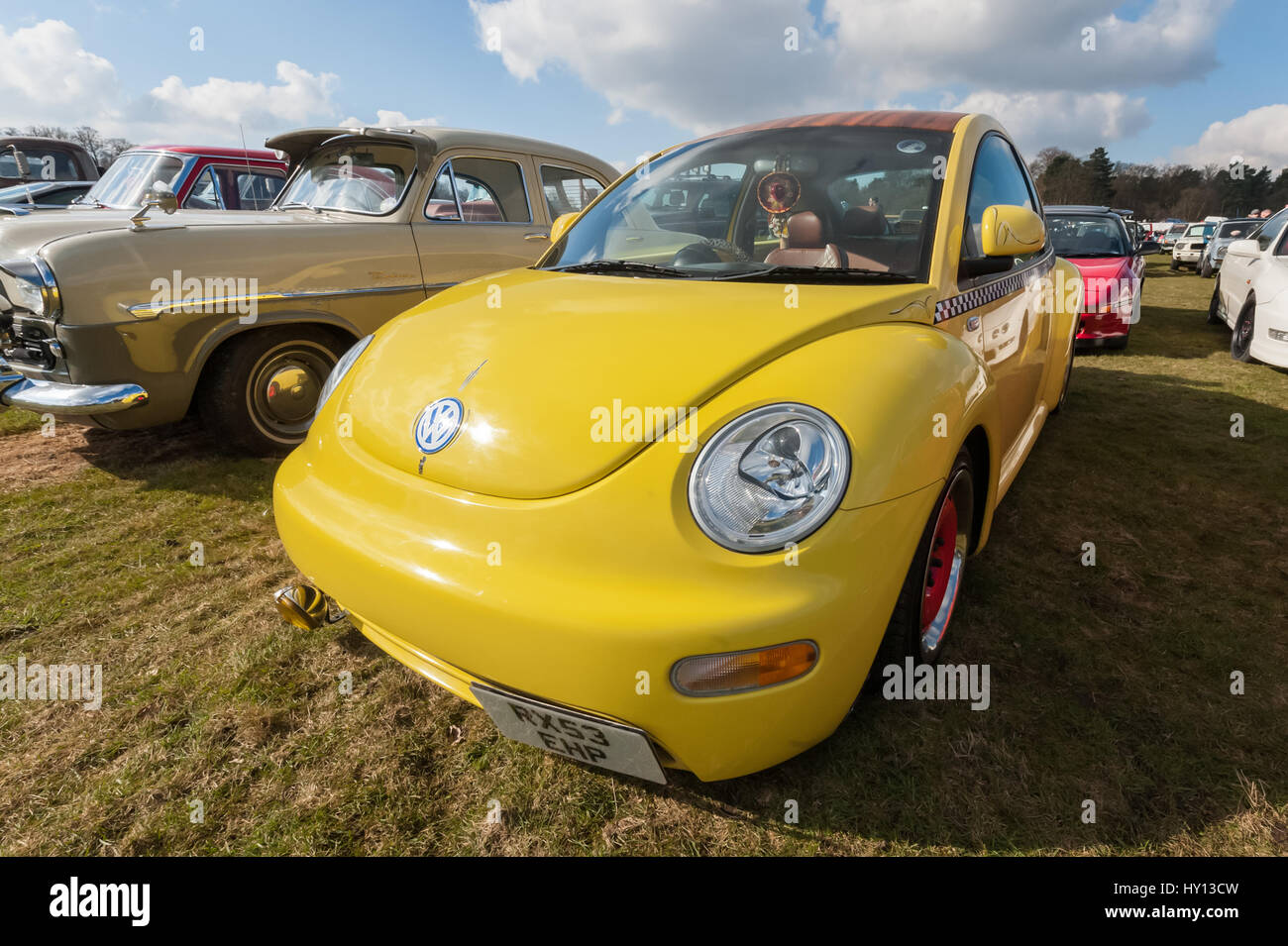 Farnborough, Angleterre - le 29 mars 2013 : VW Coccinelle jaune vif Mk II sur l'affichage à la Journée annuelle de l'automobile et les roues bike show à Farnborough, Royaume-Uni Banque D'Images