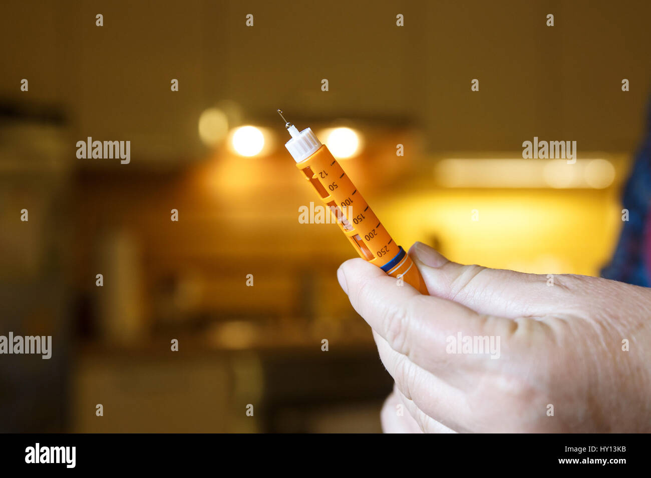 Patient diabétique hyperglycémique préparé avec injection d'insuline à la maison dans la cuisine avant de manger. Processus médical, s'auto-diagnostiquer, métabolique commun, large Banque D'Images